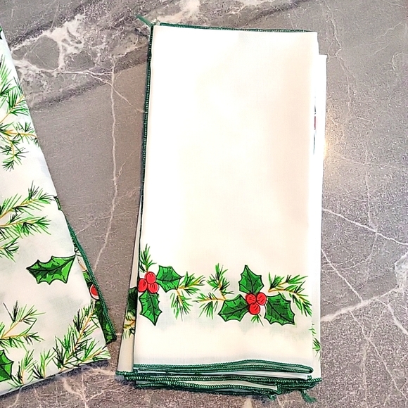 VINTAGE CHRISTMAS TABLECLOTH W/NPKS - Picture 3 of 5